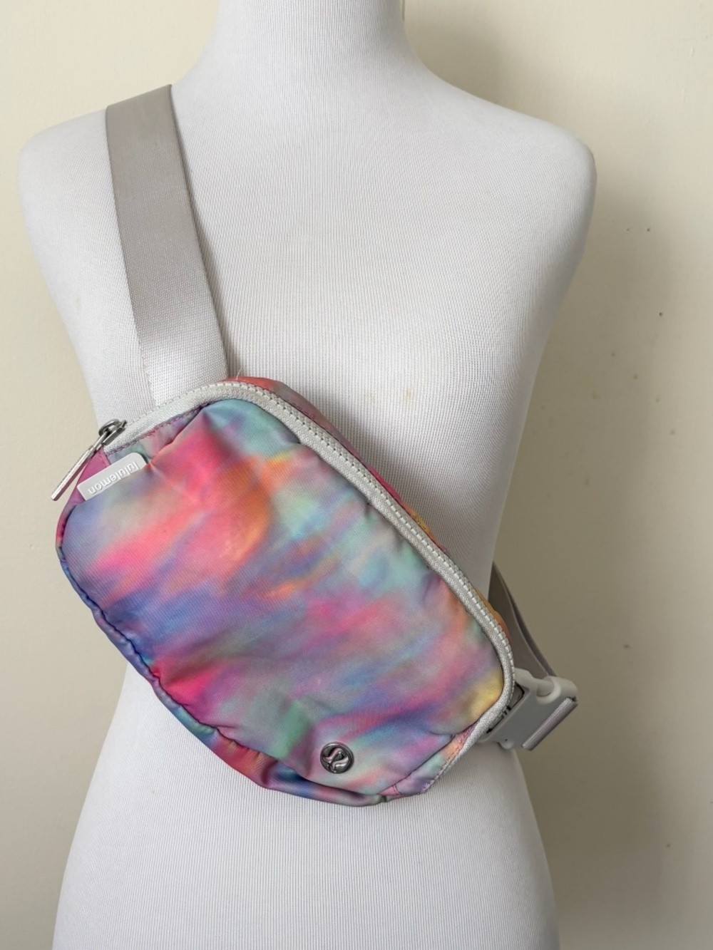 Lululemon Everywhere Belt Bag Prism Wash Print Multi / Vapor Tie Dye Rainbow 1L  - Picture 2 of 6
